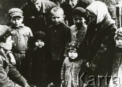 Jesień 1939, Polska.
Spotkanie żołnierzy Armii Czerwonej z dziećmi.
Fot. NN, zbiory Ośrodka KARTA, udostępnił Krzysztof Jasiewicz
 
