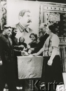 Jesień 1939, brak miejsca.
Referendum za przyłączeniem Zachodniej Białorusi do ZSRR, wyborcy przy urnie, na ścianie wisi portret Józefa Stalina.
Fot. NN, zbiory Ośrodka KARTA, udostępnił Krzysztof Jasiewicz, [sygn. oryginalna 1-544]
 
