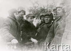 Jesień 1939, Polska.
Mieszkańcy Kresów podczas spotkania z żołnierzami Armii Czerwonej.
Fot. NN, zbiory Ośrodka KARTA, udostępnił Krzysztof Jasiewicz [sygn. oryginalna 1-549]
 
