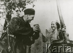 1939-1940, Polska.
Żołnierz i młoda dziewczyna przy studni.
Fot. NN, zbiory Ośrodka KARTA, udostępnił Krzysztof Jasiewicz, [sygn. oryginalna 1-811]
 
