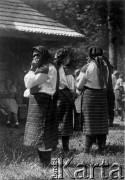 1938, Jamna, pow. Nadwórna, woj. Stanisławów, Polska.
Hucułki przed cerkwią.
Fot. Janina Mierzecka, zbiory Ośrodka KARTA, udostępniła Maria Świderska
