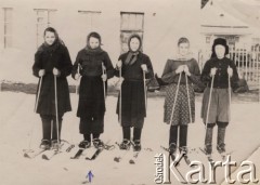 Lata 40.-50., ZSRR.
Grupa zesłanek na nartach, 2. z lewej stoi Krystyna Jeszkie.
Fot. NN, zbiory Ośrodka KARTA, udostępniła Krystyna Korcaba