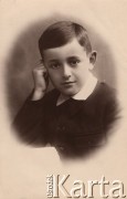Lata 20., Łuck, Wołyń, Polska.
Juliusz Baczyński w wieku ok. 10 lat, portret.
Fot. NN, kolekcję udostępnił Juliusz Baczyński, zbiory Ośrodka KARTA