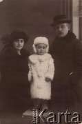 Lata 20., Sambor, woj. Lwów, Polska.
Adolf i Jadwiga Baczyńscy z synem Juliuszem.
Fot. NN, kolekcję udostępnił Juliusz Baczyński, zbiory Ośrodka KARTA

