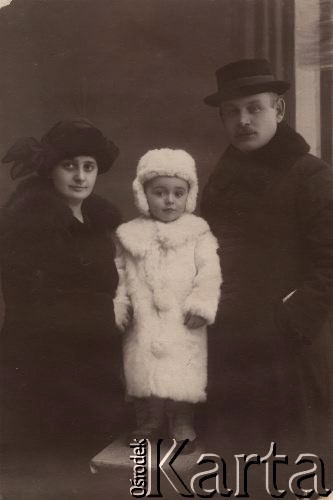 Lata 20., Sambor, woj. Lwów, Polska.
Adolf i Jadwiga Baczyńscy z synem Juliuszem.
Fot. NN, kolekcję udostępnił Juliusz Baczyński, zbiory Ośrodka KARTA

