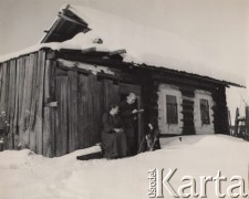 1954-1955, Orłowka, pow. Bolszaja Murta, Krasnojarski Kraj, ZSRR.
Jadwiga i Katarzyna Baczyńskie (matka i żona Juliusza) przed wynajętą chatą, w której rodzina mieszkała podczas zesłania, razem z nimi pies Bob.
Fot. Juliusz Baczyński, kolekcję udostępnił Juliusz Baczyński, zbiory Ośrodka KARTA.