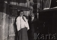 1954-1955, Orłowka, pow. Bolszaja Murta, Krasnojarski Kraj, ZSRR.
Katarzyna i Jadwiga Baczyńskie przed chatą, w której rodzina mieszkała podczas zesłania.
Fot. Juliusz Baczyński, kolekcję udostępnił Juliusz Baczyński, zbiory Ośrodka KARTA.