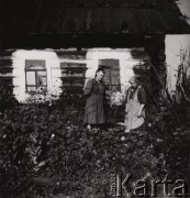 1954-1955, Orłowka, pow. Bolszaja Murta, Krasnojarski Kraj, ZSRR.
Katarzyna i Jadwiga Baczyńskie w ogródku przed chatą, w której rodzina mieszkała podczas zesłania.
Fot. Juliusz Baczyński, kolekcję udostępnił Juliusz Baczyński, zbiory Ośrodka KARTA.