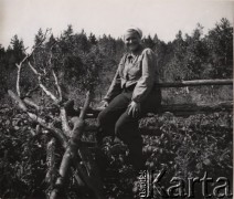 1954-1955, Orłowka, pow. Bolszaja Murta, Krasnojarski Kraj, ZSRR.
Katarzyna Baczyńska obok sterty suchych gałęzi zebranych na opał.
Fot. Juliusz Baczyński, kolekcję udostępnił Juliusz Baczyński, zbiory Ośrodka KARTA.
