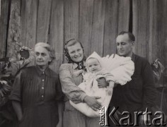 1954-1955, Orłowka, pow. Bolszaja Murta, Krasnojarski Kraj, ZSRR.
Rodzina Baczyńskich na zesłaniu, stoją od lewej: Jadwiga (matka Juliusza), Katarzyna Baczyńska z synem Tadeuszem, Juliusz Baczyński.
Fot. Juliusz Baczyński, kolekcję udostępnił Juliusz Baczyński, zbiory Ośrodka KARTA.