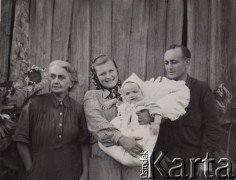 1954-1955, Orłowka, pow. Bolszaja Murta, Krasnojarski Kraj, ZSRR.
Rodzina Baczyńskich na zesłaniu, stoją od lewej: Jadwiga (matka Juliusza), Katarzyna Baczyńska z synem Tadeuszem, Juliusz Baczyński.
Fot. Juliusz Baczyński, kolekcję udostępnił Juliusz Baczyński, zbiory Ośrodka KARTA.