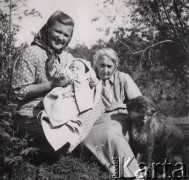 1954-1955, Orłowka, pow. Bolszaja Murta, Krasnojarski Kraj, ZSRR.
Katarzyna Baczyńska z synem Tadeuszem i Jadwiga Baczyńska, obok nich pies Bob.
Fot. Juliusz Baczyński, kolekcję udostępnił Juliusz Baczyński, zbiory Ośrodka KARTA.
