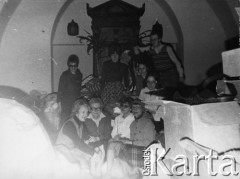 1982-1983, Warszawa, Polska.
Prymasowski Komitet Pomocy Osobom Pozbawionym Wolności i Ich Rodzinom (Komitet na Piwnej) - magazyn w kościele św.Jacka na ulicy Freta. Trzecia od lewej (w okularach): Zofia Lewin, czwarta: Gabriela Mueck.
Fot. NN, zbiory Ośrodka KARTA (udostępniła Janina Okęcka z Warszawy)
 
