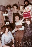 1984-1985, Warszawa, Polska.
Prymasowski Komitet Pomocy Osobom Pozbawionym Wolności i Ich Rodzinom (Komitet na Piwnej) - magazyn darów w kościele św. Maksymiliana Kolbe na Służewcu. Nz. od lewej: Janina Okęcka, Gabriela Mueck, Zofia Virion, Paweł Dymek, Dorota Mulicka i Krystyna Dymek.
Fot. Bogdan Pigłowski, zbiory Ośrodka KARTA (udostępniła Janina Okęcka z Warszawy)
 
