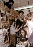 1984-1985, Warszawa, Polska.
Prymasowski Komitet Pomocy Osobom Pozbawionym Wolności i Ich Rodzinom (Komitet na Piwnej) - magazyn darów w kościele św. Maksymiliana Kolbe na Służewcu. Nz. od lewej: Gabriela Mueck, Dorota Mulicka, Janina Okęcka, Zofia Virion, Krystyna Dymek, NN.
Fot. Bogdan Pigłowski, zbiory Ośrodka KARTA (udostępniła Janina Okęcka z Warszawy)
 
