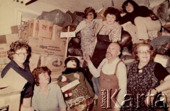 1984-1985, Warszawa, Polska.
Prymasowski Komitet Pomocy Osobom Pozbawionym Wolności i Ich Rodzinom (Komitet na Piwnej) - magazyn darów w kościele św. Maksymiliana Kolbe na Służewcu. Nz. od lewej: Małgorzata Pokora, Janina Okęcka, Gabriela Mueck, Zofia Virion, Paweł Dymek, Dorota Mulicka i Krystyna Dymek.
Fot. Bogdan Pigłowski, zbiory Ośrodka KARTA (udostępniła Janina Okęcka z Warszawy)
 
