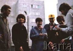 Listopad 1984, Warszawa, Polska.
Prymasowski Komitet Pomocy Osobom Pozbawionym Wolności i Ich Rodzinom (Komitet na Piwnej) - rozładunek transportu darów z Belgii (z Brukseli) przez członków Komitetu Prymasowskiego. Zdjęcie wykonane przed magazynem Komitetu przy kościele Św. Maksymiliana Kolbe na Służewcu. Na zdjęciu od lewej: Bogdan Pigłowski, NN, Maria Teilich, Andrzej Drawicz (u dołu), Paweł Dymek, Janina Okęcka, p.Pakulski (organizator transportu). 
Fot. NN, zbiory Ośrodka KARTA (udostępniła Janina Okęcka z Warszawy)
 
