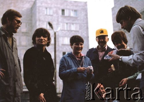 Listopad 1984, Warszawa, Polska.
Prymasowski Komitet Pomocy Osobom Pozbawionym Wolności i Ich Rodzinom (Komitet na Piwnej) - rozładunek transportu darów z Belgii (z Brukseli) przez członków Komitetu Prymasowskiego. Zdjęcie wykonane przed magazynem Komitetu przy kościele Św. Maksymiliana Kolbe na Służewcu. Na zdjęciu od lewej: Bogdan Pigłowski, NN, Maria Teilich, Andrzej Drawicz (u dołu), Paweł Dymek, Janina Okęcka, p.Pakulski (organizator transportu). 
Fot. NN, zbiory Ośrodka KARTA (udostępniła Janina Okęcka z Warszawy)
 
