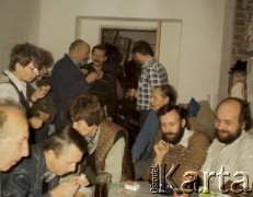 Listopad 1984, Warszawa, Polska.
Prymasowski Komitet Pomocy Osobom Pozbawionym Wolności i Ich Rodzinom (Komitet na Piwnej) - rozładunek transportu darów z Belgii (z Brukseli) przez członków Komitetu Prymasowskiego. Zdjęcie wykonane w magazynie Komitetu przy kościele Św. Maksymiliana Kolbe na Służewcu. Na zdjęciu od lewej: NN, Monika Szcześniewska-Widymska, NN, NN, NN, Janina Okęcka, Wiesław Kęcik, NN, NN, NN, NN.
Fot. NN, zbiory Ośrodka KARTA (udostępniła Janina Okęcka z Warszawy)
 
