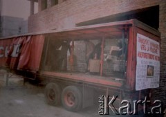 Listopad 1984, Warszawa, Polska.
Prymasowski Komitet Pomocy Osobom Pozbawionym Wolności i Ich Rodzinom (Komitet na Piwnej) - rozładunek transportu darów z Belgii (z Brukseli) przez członków Komitetu Prymasowskiego. Zdjęcie wykonane przed magazynem Komitetu przy kościele Św. Maksymiliana Kolbe na Służewcu.
Fot. NN, zbiory Ośrodka KARTA (udostępniła Janina Okęcka z Warszawy)
 
