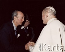 Marzec 1986 (Wielkanoc), Watykan.
Delegacja Prymasowskiego Komitetu Pomocy Osobom Pozbawionym Wolności i Ich Rodzinom (Komitetu na Piwnej) podczas audiencji papieskiej u Jana Pawła II. Na zdjęciu od lewej: Władysław Okęcki, Janina Okęcka, Ojciec Święty Jan Paweł II.
Fot. NN, zbiory Ośrodka KARTA (udostępniła Janina Okęcka z Warszawy)
 
