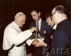 Marzec 1986 (Wielkanoc), Watykan.
Delegacja Prymasowskiego Komitetu Pomocy Osobom Pozbawionym Wolności i Ich Rodzinom (Komitetu na Piwnej) podczas audiencji papieskiej u Jana Pawła II. Na zdjęciu od lewej: Ojciec Święty Jan Paweł II, Wojciech Sawicki, Janina Okęcka, ksiądz biskup Bronisław Dembowski.
Fot. NN, zbiory Ośrodka KARTA (udostępniła Janina Okęcka z Warszawy)
 
