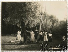 Lipiec 1933, Krasnostawce, woj. stanisławowskie, Polska.
Rodzina w sadzie. Maria Dawidowicz, przyszła żona Stanisława Bobera, stoi 1. z lewej.
Fot. Stanisław Bober, zbiory Ośrodka KARTA