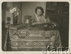 Sierpień 1933, Krasnostawce, woj. stanisławowskie, Polska.
Maria Dawidowicz, przyszła żona Stanisława Bobera, przy gramofonie.
Fot. Stanisław Bober, zbiory Ośrodka KARTA