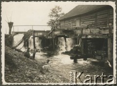 Wrzesień 1933, Krasnostawce, woj. stanisławowskie, Polska.
Prawdpodobnie zapora w rodzinnej wsi Marii Dawidowicz, przyszłej żony Stanisława Bobera.
Fot. Stanisław Bober, zbiory Ośrodka KARTA