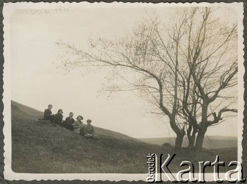 Kwiecień 1934, Krasnostawce, woj. stanisławowskie, Polska.
Grupa osób na wzgórzu. 2. od prawej siedzi Maria Dawidowicz, za nią przyszły mąż Stanisław Bober.
Fot. Stanisław Bober, zbiory Ośrodka KARTA