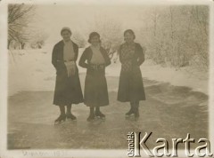 Styczeń 1935, Polska.
Kobiety na ślizgawce. 1. z prawej stoi Maria Dawidowicz, przyszła żona Stanisława Bobera.
Fot. Stanisław Bober, zbiory Ośrodka KARTA