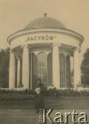 Lata 30., Lwów, woj. lwowskie, Polska.
Maria Bober z d. Dawidowicz przed pawilonem fabryki fajansów 