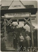Lata 30., Łanczyn, woj. stanisławowskie, Polska.
Zakład wyrobu soli kąpielowych, leczniczych i specjalnych. 1. z prawej stoi Maria Dawidowicz, przyszła żona Stanisława Bobera.
Fot. Stanisław Bober, zbiory Ośrodka KARTA