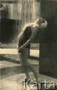Lata 30., Lwów, woj. lwowskie, Polska.
Maria Bober z domu Dawidowicz pod natryskiem na basenie.
Fot. Stanisław Bober, zbiory Ośrodka KARTA
