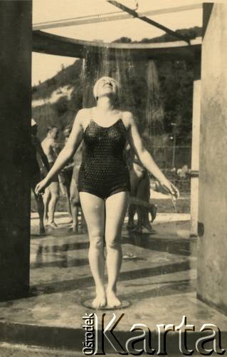 Lata 30., Lwów, woj. lwowskie, Polska.
Maria Bober z domu Dawidowicz pod natryskiem na basenie.
Fot. Stanisław Bober, zbiory Ośrodka KARTA