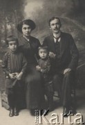 ok. 1910, brak miejsca
Zdzisław Bober (zmarł w 1910) z żoną Heleną i synami: Zbigniewem (z lewej) i Stanisławem.
Fot. NN, kolekcję udostępniły Danuta Mordal i Ewa Szafrańska; zbiory Ośrodka KARTA

