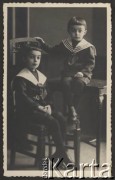 ok. 1911, brak miejsca
Stanisław Bober (z prawej) ze starszym bratem Zbigniewem.
Fot. NN, kolekcję udostępniły Danuta Mordal i Ewa Szafrańska; zbiory Ośrodka KARTA

