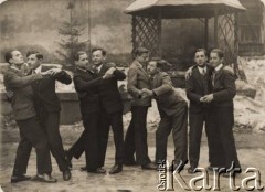 1931-1936, Lwów, Polska
Studenci Państwowej Szkoły Technicznej, czwarty od lewej Stanisław Bober.
Fot. Stanisław Bober, kolekcję udostępniły Danuta Mordal i Ewa Szafrańska; zbiory Ośrodka KARTA 

