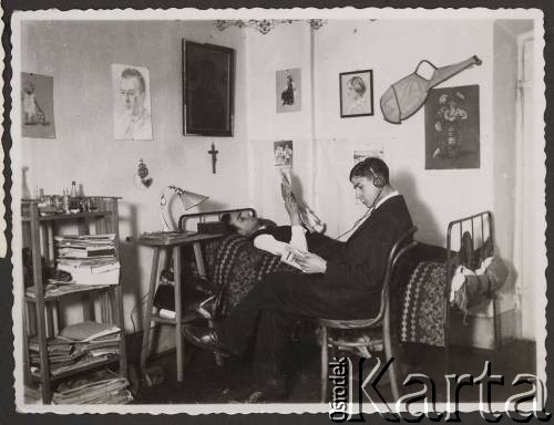 1932, Lwów, Polska
Studenci Państwowej Szkoły Technicznej, na łóżku leży Stanisław Bober.
Fot. Stanisław Bober, kolekcję udostępniły Danuta Mordal i Ewa Szafrańska; zbiory Ośrodka KARTA 

