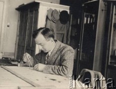 1932-1935, Lwów, Polska
Student Państwowej Szkoły Technicznej Stanisław Bober przy stole kreślarskim.
Fot. Stanisław Bober, kolekcję udostępniły Danuta Mordal i Ewa Szafrańska; zbiory Ośrodka KARTA 

