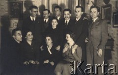 1936, Lwów, Polska
Grupa osób, trzecia od lewej siedzi Helena Boberowa, z prawej stoją jej synowie: Stanisław i Zbigniew.
Fot. Stanisław Bober, kolekcję udostępniły Danuta Mordal i Ewa Szafrańska; zbiory Ośrodka KARTA 

