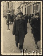 1937, Lwów, Polska
Stanisław Bober na ulicy.
Fot. Stanisław Bober, kolekcję udostępniły Danuta Mordal i Ewa Szafrańska; zbiory Ośrodka KARTA 

