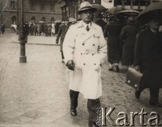 przed 1939, Lwów, Polska
Stanisław Bober na ulicy.
Fot. Stanisław Bober, kolekcję udostępniły Danuta Mordal i Ewa Szafrańska; zbiory Ośrodka KARTA 

