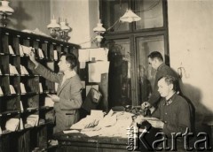 lata 30-te, brak miejsca, Polska
Stanisław Bober (z lewej) podczas układania listów na poczcie.
Fot. Stanisław Bober, kolekcję udostępniły Danuta Mordal i Ewa Szafrańska; zbiory Ośrodka KARTA 

