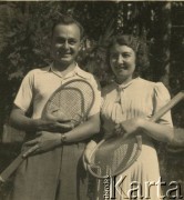 Lata 30., Polska.
Maria i Stanisław Boberowie z rakietami do gry w teniasa.
Fot. Stanisław Bober, zbiory Ośrodka KARTA