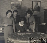 1938-1939, Stanisławów, Polska
Z lewej stoją Maria i Stanisław Boberowie.
Fot. Stanisław Bober, kolekcję udostępniły Danuta Mordal i Ewa Szafrańska; zbiory Ośrodka KARTA 

