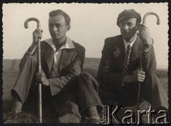 Sierpień 1933, Krasnostawce, powiat Śniatyn, woj. Stanisławów, Polska
Z lewej siedzi Stanisław Bober.
Fot. Stanisław Bober, kolekcję udostępniły Danuta Mordal i Ewa Szafrańska; zbiory Ośrodka KARTA 

