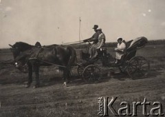 Sierpień 1934, Krasnostawce, powiat Śniatyn, woj. Stanisławów, Polska
Przejażdżka powozem.
Fot. Stanisław Bober, kolekcję udostępniły Danuta Mordal i Ewa Szafrańska; zbiory Ośrodka KARTA 

