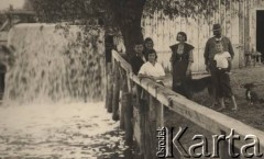 przed 1939, Krasnostawce, powiat Śniatyn, woj. Stanisławów, Polska
Kajetan Dawidowicz z dziećmi, w środku stoi córka Maria, żona Stanisława Bobera.
Fot. Stanisław Bober, kolekcję udostępniły Danuta Mordal i Ewa Szafrańska; zbiory Ośrodka KARTA 

