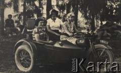 przed 1939, Krasnostawce, powiat Śniatyn, woj. Stanisławów, Polska
Kobiety na motocyklu, za kierownicą Maria z Dawidowiczów Boberowa, żona Stanisława Bobera.
Fot. Stanisław Bober, kolekcję udostępniły Danuta Mordal i Ewa Szafrańska; zbiory Ośrodka KARTA 

